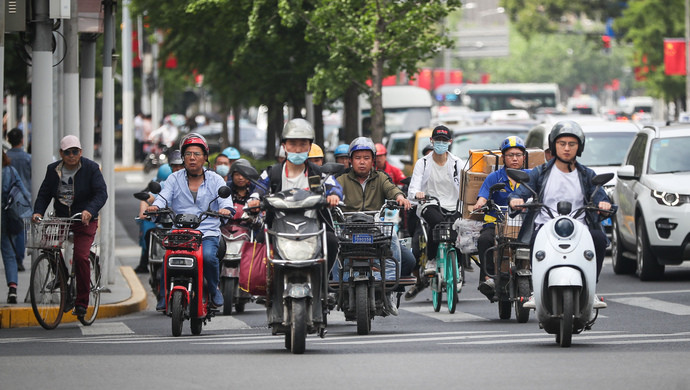 马术帽能当头盔?上海非机动车新规实施:头盔都戴着,有人戴错了