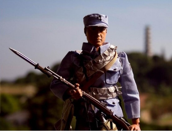 艰苦卓绝的抗战时期,八路军战士每人配发仅仅五发子弹,两颗手雷