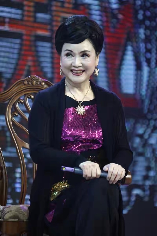 李谷一挺时髦,穿亮片装配开衫优雅又贵气,老艺术家也是洋气人