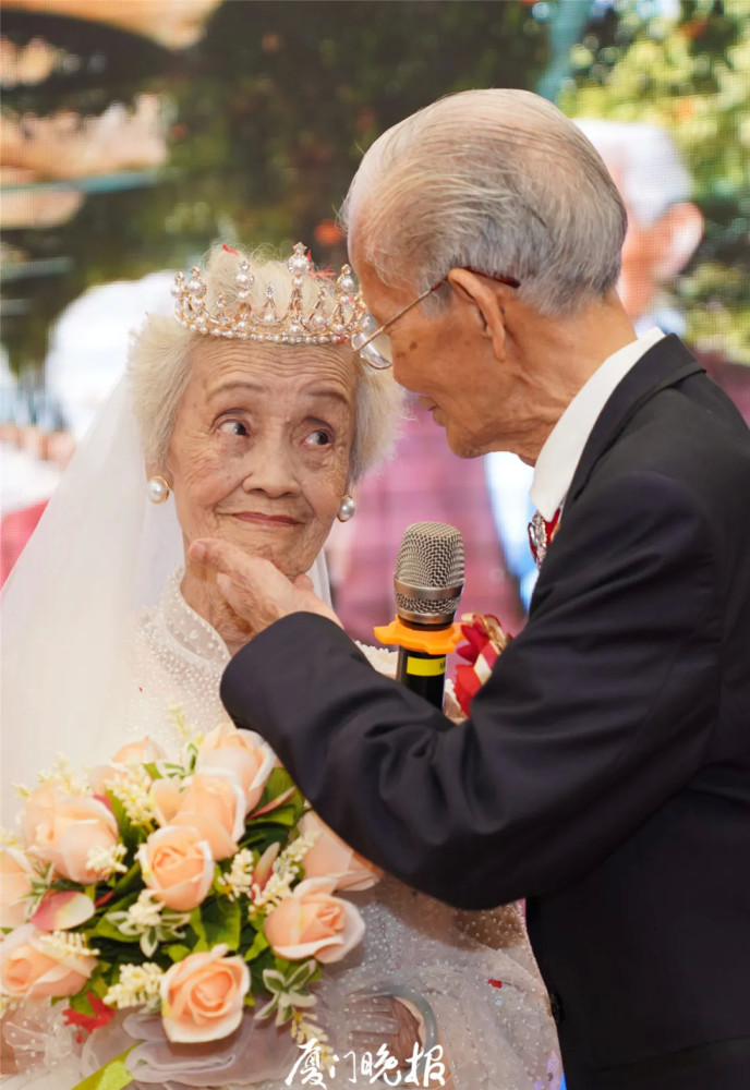 走红毯,交换戒指,喝交杯酒,切蛋糕……在这对百岁老人的浪漫婚礼上,一
