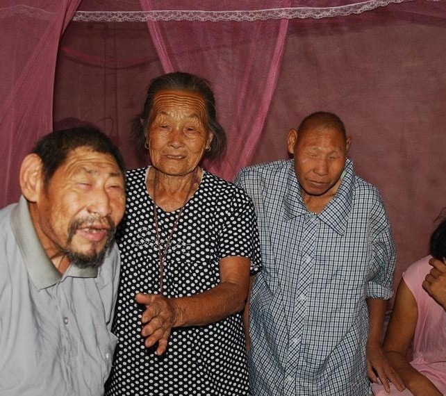 近亲结婚生下3个猴娃的陈秀英50年从未出村现在过得如何