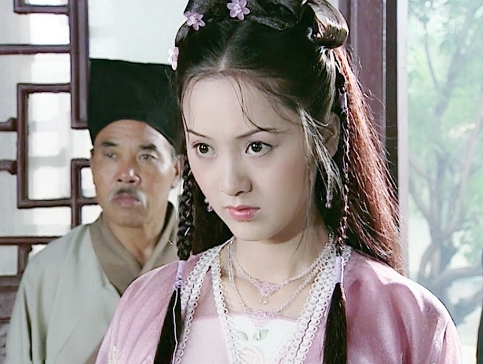 在《绿牡丹》中,毛玲萍饰演沈婉娥一角,是翰林府的千金小姐,有才又有