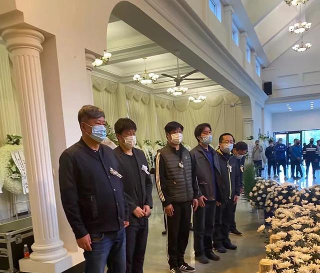 送别前国足队长张恩华大连万达队友中超大连人球迷代表到场