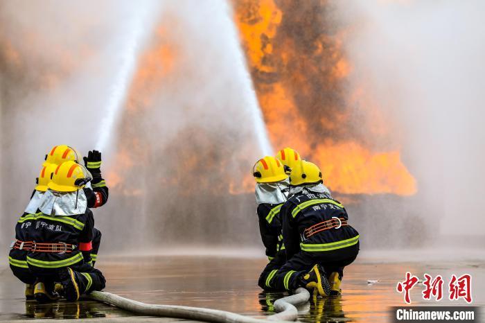 广西南宁百名消防员练兵备战