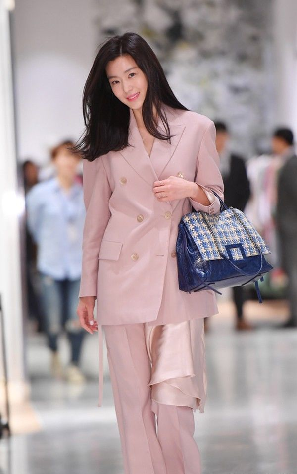 全智贤把西装精髓穿出来了内搭白t恤简约优雅知性温柔