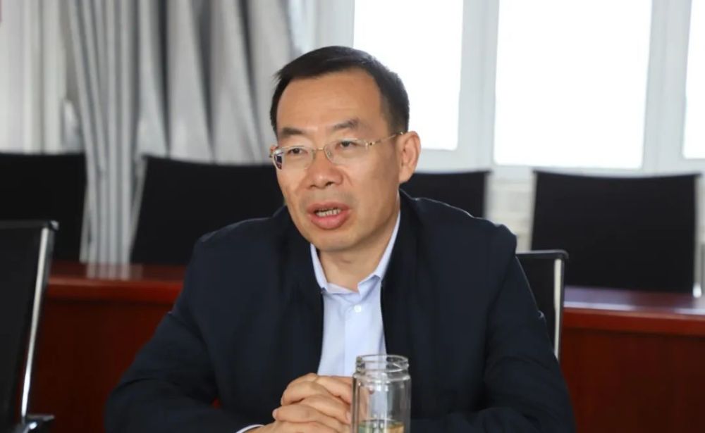 在罗洼乡,刘启冬实地察看彭阳县汇昊农牧专业合作社肉牛养殖发展情况