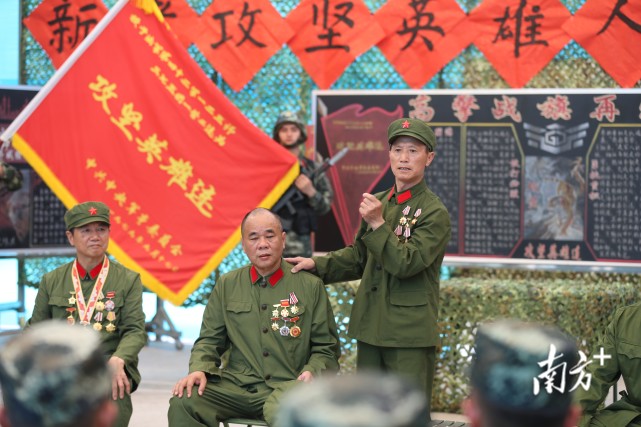 邀请亲身经历过边境自卫还击作战的攻坚英雄连老兵重回支队讲战斗故事