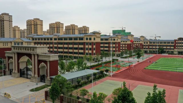 据悉,郑州普海外国语学校由咱们荥阳本土企业海龙集团投资兴建,占地91