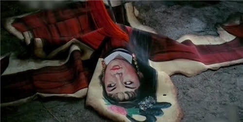 清朝一幅女鬼图放大10倍看她在做什么网友称晚上不敢细看