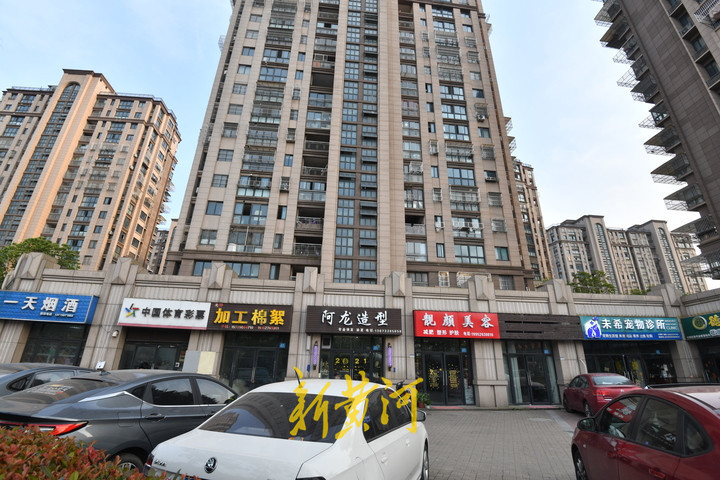 根据南通市人民检察院的起诉书中显示,7日17时40分许,范某放学后至