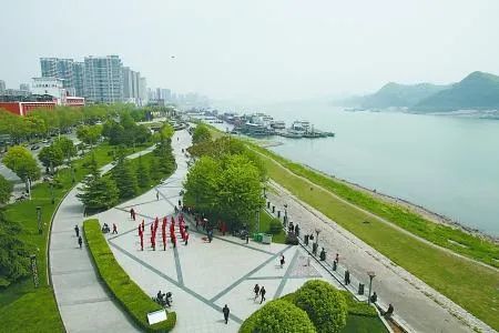 江岸上是美丽的滨江公园,就算冬天依然绿树葱郁.