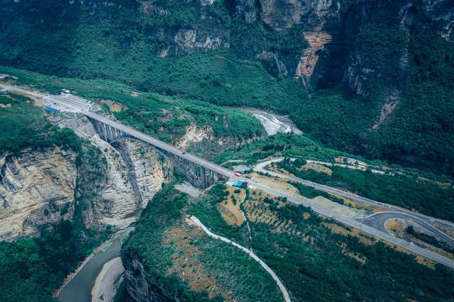 象鼻吸水虎踞龙盘川滇黔三省交界处旭日东升