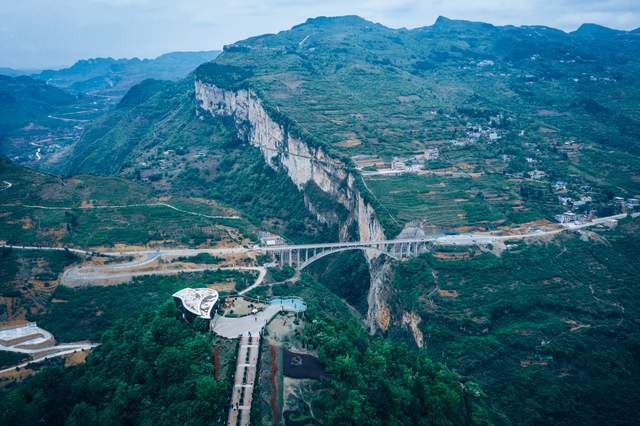 象鼻吸水虎踞龙盘川滇黔三省交界处旭日东升