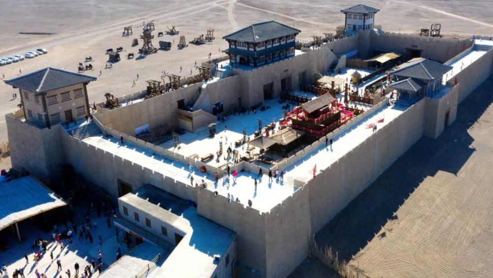 乌尔禾区大秦影视城目前,这两部电影的主创人员正在根据我市西戈壁