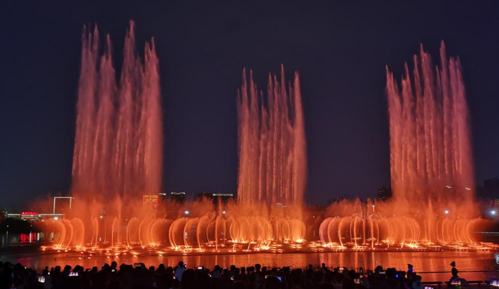 数百个喷头和水上表演两部分双清湾光秀包括音乐喷泉据了解唯美的画面