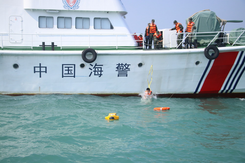 粤直击燃汕尾海警局在粤东海域开展海陆联合训练