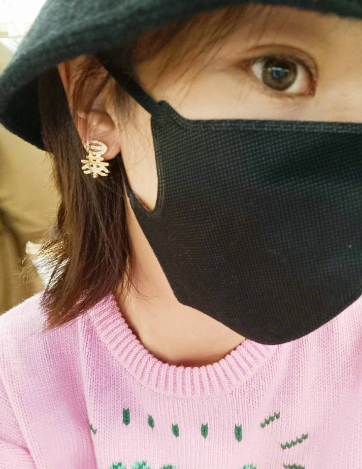 杨紫财迷人设不倒 戴暴富耳钉收红包笑的超大声 网友 求同款 腾讯新闻