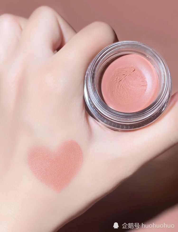 日常百搭色再 1!肉桂粉奶色腮红,云朵质地瞬间让妆感变得超高质感～