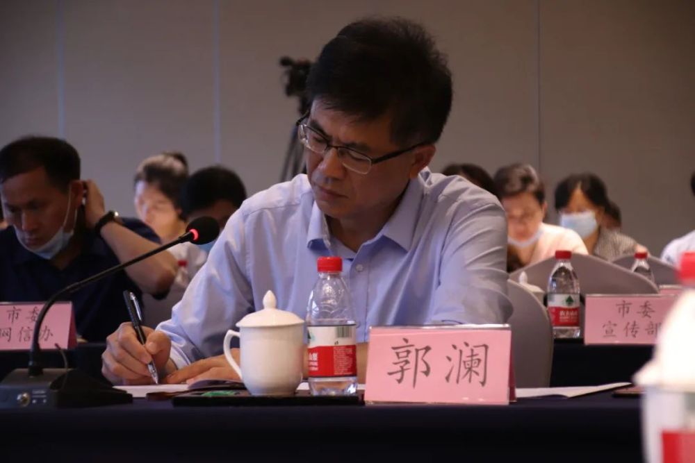 郭澜主持汇报会 随后,评估组还采取召开分领域座谈的方式,与赣州市