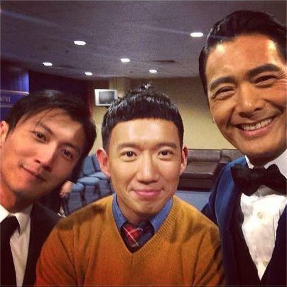 谢霆锋晒和周润发合照,笑容很灿烂,两大男神齐聚,回忆杀满满