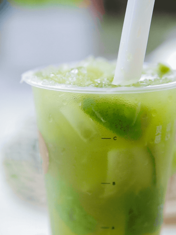 面上打了一整层的杨梅雪芭,冰凉感十足且热量又不高,进口是鲜明比冰沙