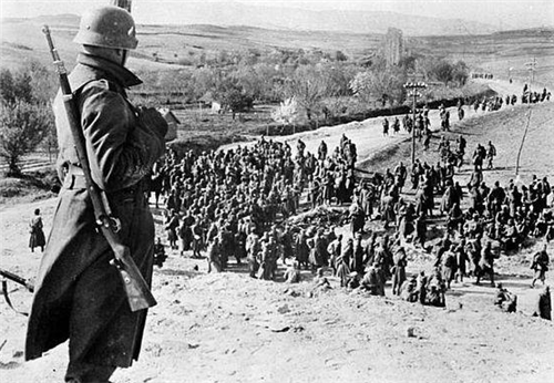 随着意大利弃暗投明,芬兰,匈牙利,罗马利亚,保加利亚也都退出了轴心国