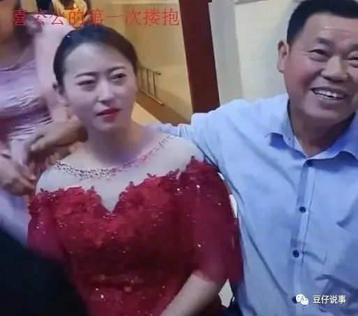 湖北黄冈：婚礼上喜公公对儿媳妇搂肩搭背；”这婚闹行为过分了” 腾讯新闻