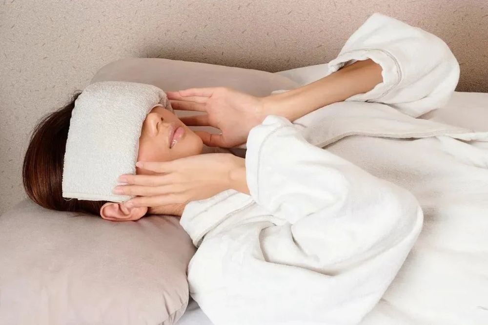 热敷眼睛可以提高眼部周围的温度,起到扩张眼内及眼周血管,加速眼部