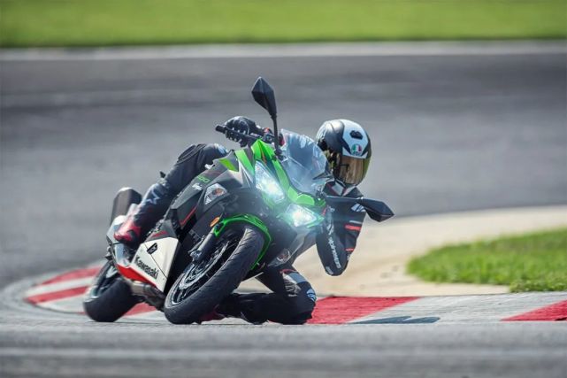 川崎发布2022款ninja400全新配色其他和现售款保持一致