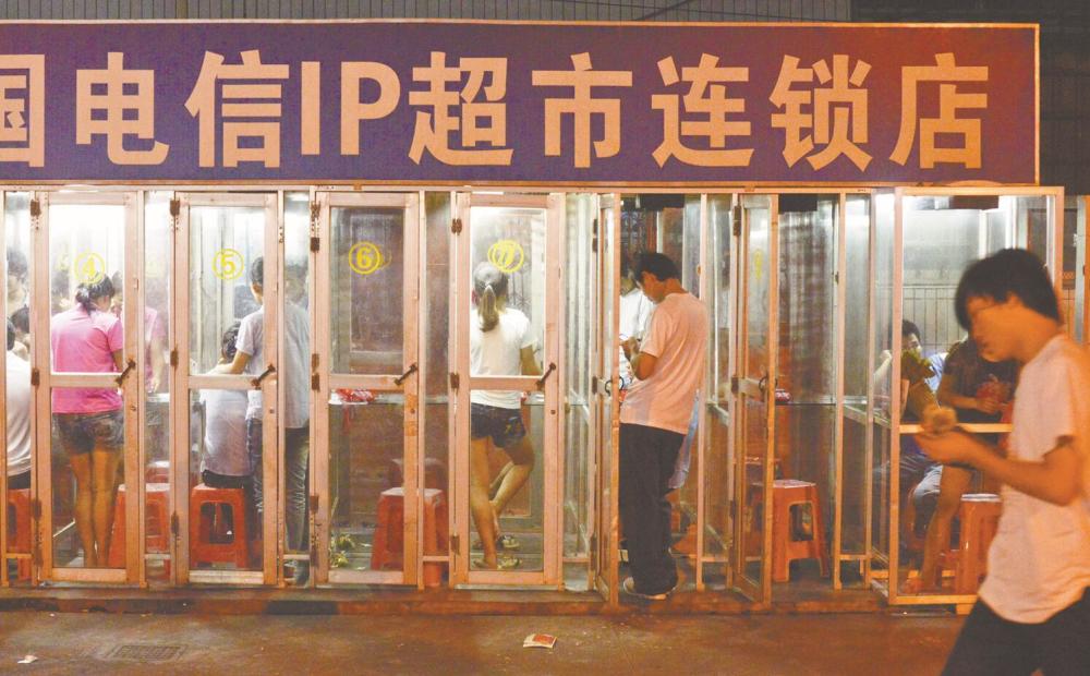 每天下班之后,都会爆满,80后们应该和70后们一样有过这样的打电话经历