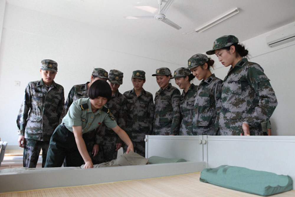 看看美国女兵宿舍再看我国女兵宿舍就知道什么叫差距了