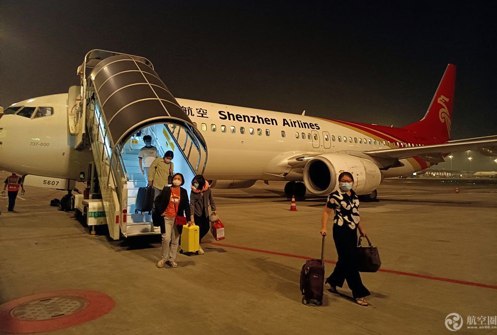 根据航班追踪网站的信息,该航班5月9日晚上8:14起飞,飞行1个小时16分