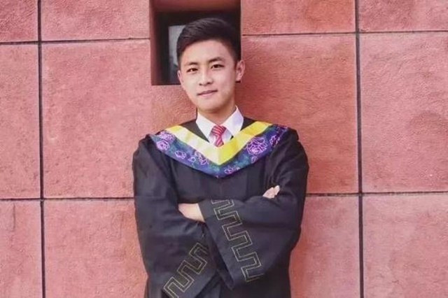 退圈的童星,红孩儿成了博士,《年轮》王小嵩靠捡垃圾维持生活_腾讯新