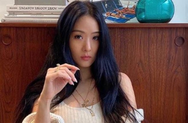 有着"台湾第一名媛"之称的42岁微风广场董事长老婆孙芸芸,近日在社交