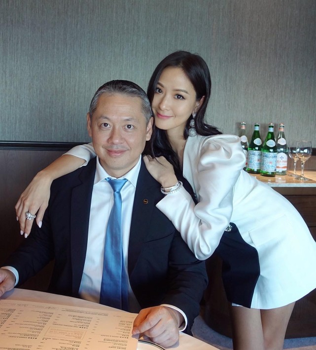 当时她已经和微风广场的继承人廖镇汉结婚,并且生了孩子
