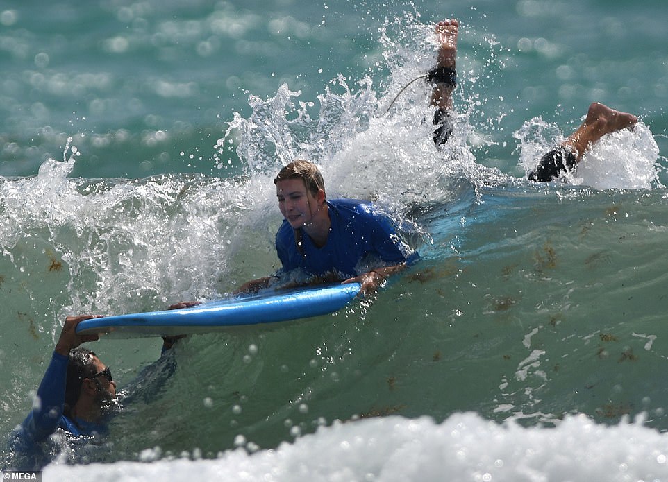 39岁伊万卡素颜亮相海滩,皮肤紧致身姿挺拔,初学冲浪笑得灿烂_腾讯
