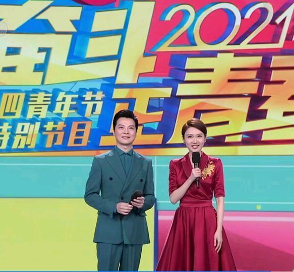 央视主持龙洋与张韬同框秀美腿惹路人移不开眼两人颜值太般配