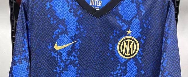 国米202122赛季主场球衣谍照蛇纹设计搭配金色队徽