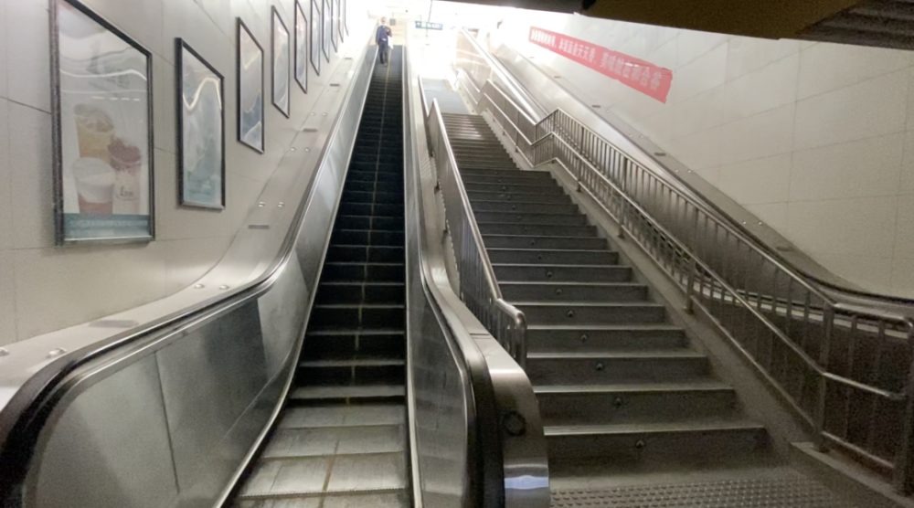 地铁口扶梯只在早晚开?今天起非高峰也能用!