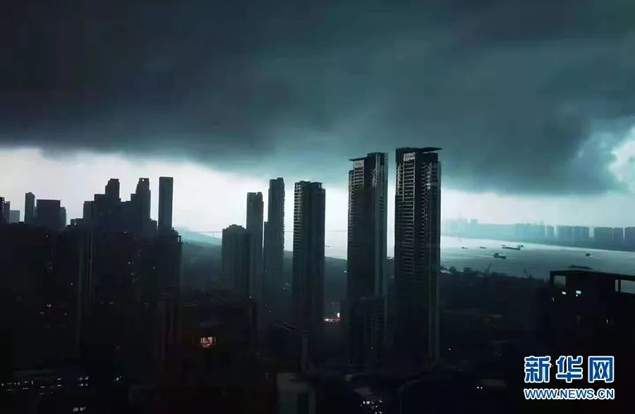 罕见暴雨武汉白天秒变黑夜最大风力14级吊篮撞击高楼致2人不幸死亡