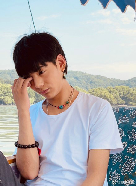 丁真白t造型游西湖撑油纸伞清爽帅气