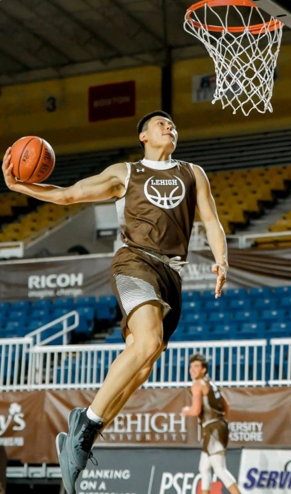 但是在国内球员当中他的身体素质绝对一流,比祝铭震,李根还要强壮.