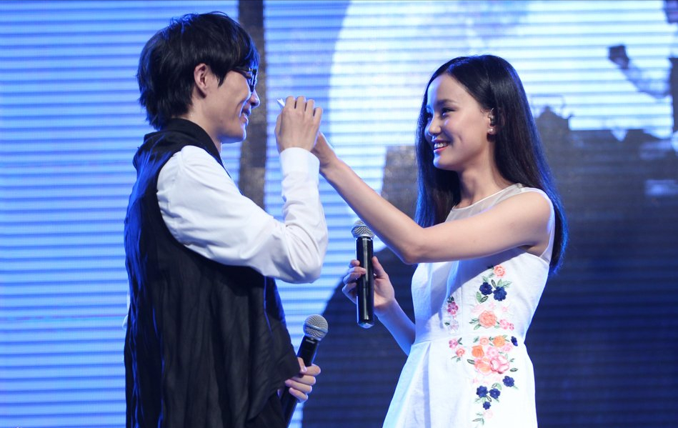 34岁黄龄曝恋情与男友穿情侣装挽手逛街男方气质儒雅不是许嵩