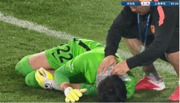 曾诚骨折坚持比赛贡献神扑,池文一遭剐蹭替换下场球队遭绝平!