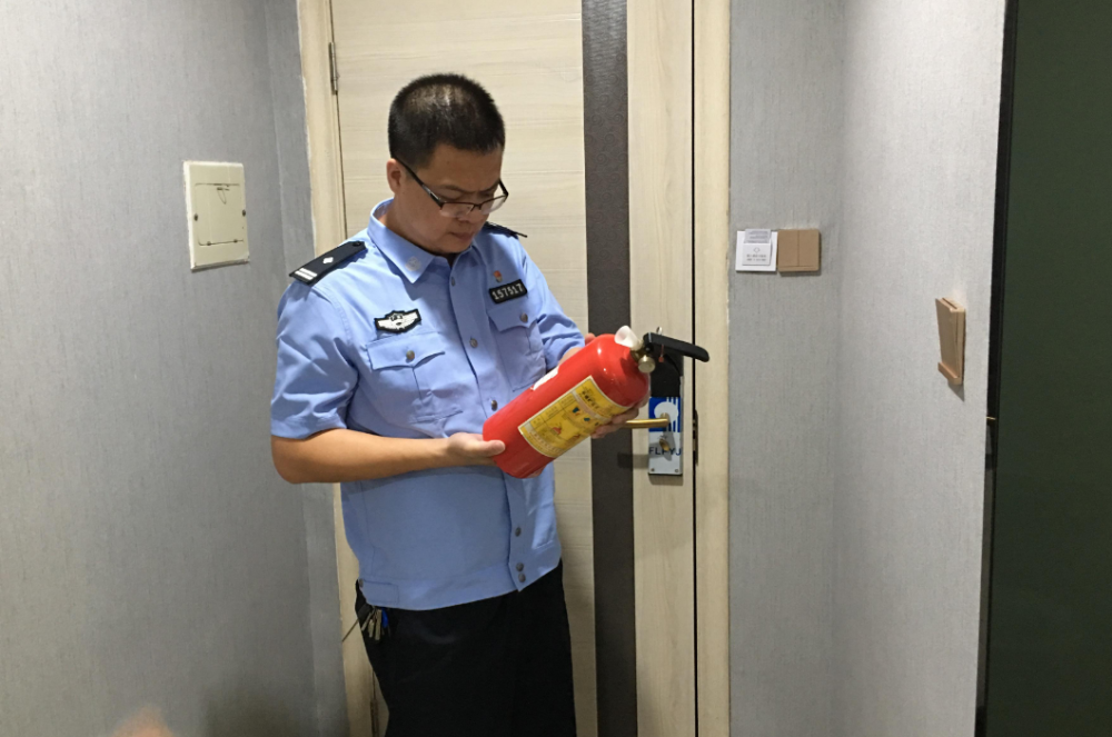 对话东莞牺牲民警黎伟标家属:他胆量不大,却以命勇斗歹徒