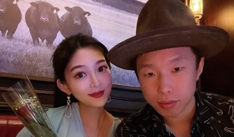 何超莲过生日,男友窦骁甜蜜献吻,竟然被德云社尚九熙抢镜了!