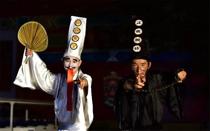 而去往丰都游览的游客,身边的导游也可能是"地府以及公务员:鬼差.