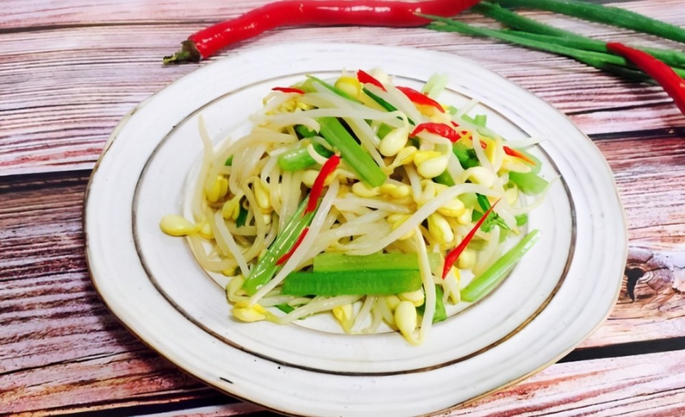 芹菜炒豆芽伴着芹菜的清香清脆又美味