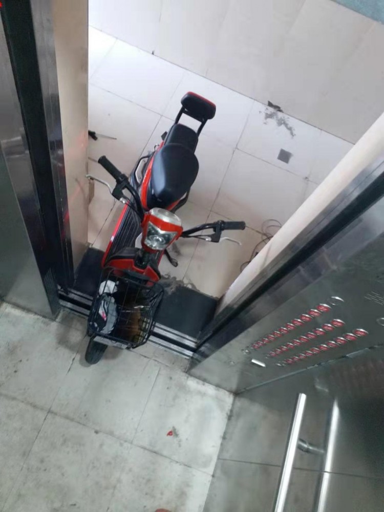 成都男子电动车电梯自燃:5人烧伤含一名婴儿,拆迁房管理不善?