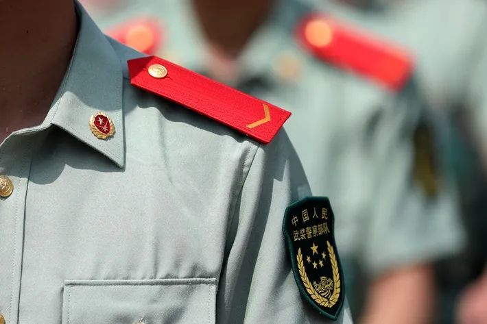 班长为新兵佩戴肩章 据了解 这批新兵是实施一年"两征"后 首批春季